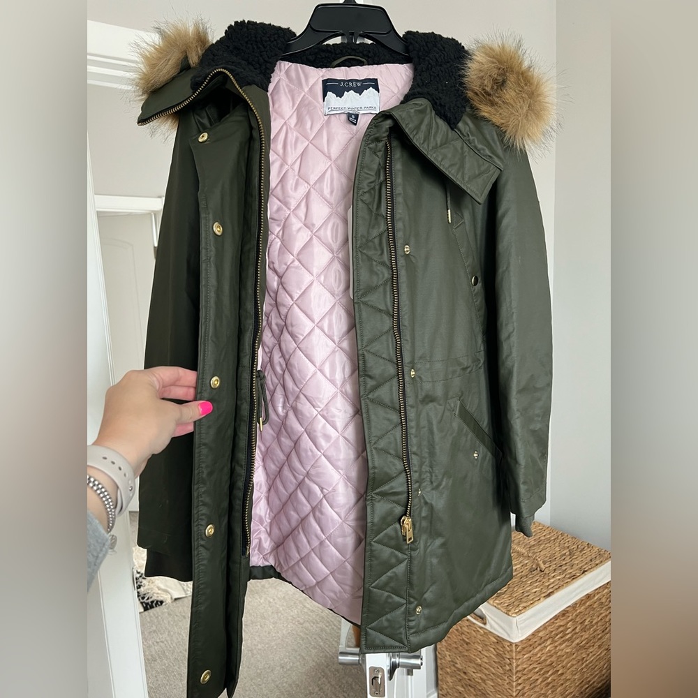 Women’s J Crew parka size SMALL. Color green with removable fur hood